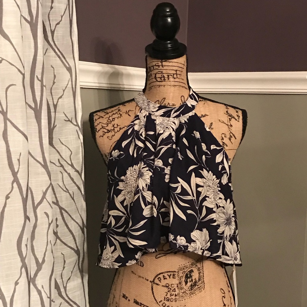 L’ATISTE NWT Floral Flowy Crop Top in Blue & White
